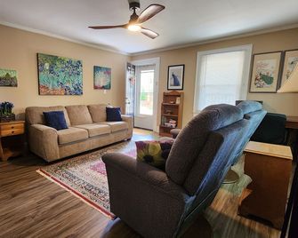 Parkside Cottage - Peaceful 2br Retreat Backing Directly Onto Mac Anderson Park - Statesville - Sala de estar