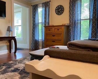 Wine & WiFi️at Riverwalk! Full Kitchen - Parking! - Dover - Bedroom