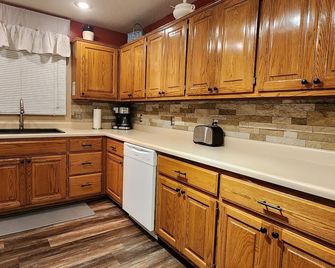 Lakefront Gem! Relaxing Ozark Oasis on a Quiet Cove with Private Dock - Warsaw - Kitchen