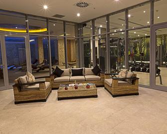 رامادا هوتل آند سويتس باي ويندام إسطنبول أتاكوي - اسطنبول - ردهة