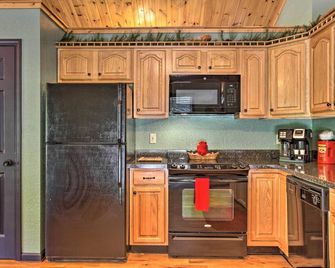 Sevierville Overlook Cabin 9 Miles to Gatlinburg! - Sevierville - Kitchen
