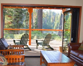Montecito Sequoia Lodge - Red Fair - Living room
