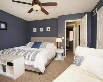 Suburban Sanctuary! Convienient to Cincinnati and Dayton - Middletown - Bedroom