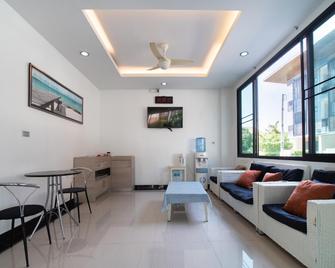 Next At Rayong Hotel - Rayong - Living room