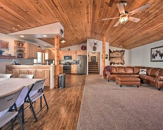 Peaceful Superior Home with Fire Pit and Mtn View - Superior - Living room