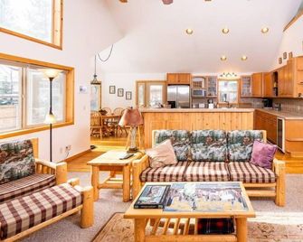 The Smitty Place by Casago Mccall - Donerightmanagement - McCall - Obývací pokoj