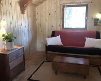 Quiet little cabin in the oaks. - Carmel Valley - Living room
