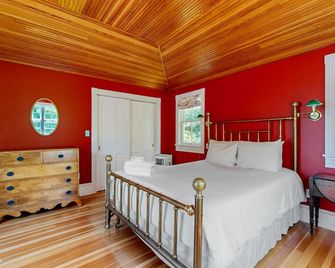 Historic Victorian home - walk downtown, office, dog-friendly & washer/dryer - Camden - Bedroom