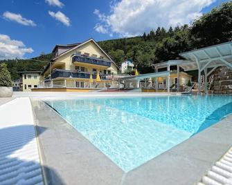 Wellnesshotel Rothfuß mit Spa und 2 Schwimmbädern - Bad Wildbad - Zwembad
