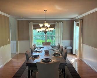 5BD Home w Heated Pool by Track - Ballston Spa - Comedor