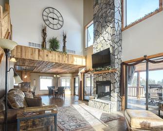 Unique Cabin on 5 Acres, w/ Hot Tub, 2-Story Fireplace, 3-Car Gar., 5000 S.Ft - Sturgis - Obývací pokoj