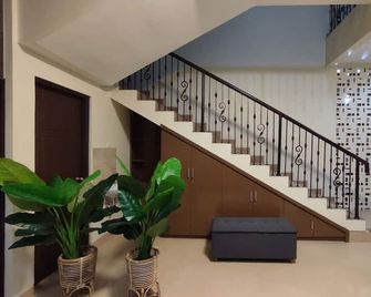 Nirvana House (Guest House Syari'ah) - Salatiga - Сходи