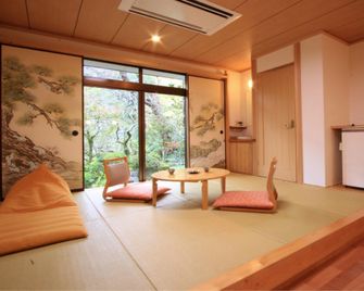 Kakureisen - Saga - Lounge