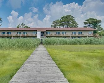 Bella's Beach Retreat by Seaside Vacations & Sales - Chincoteague - Building