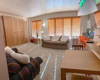 Cozy Studio Heart of Downtown with Rooftop Views - Park City - Living room