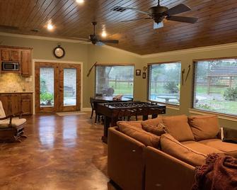 Gorgeous 1-Br Texas Ranch Cottage Near Downtown Houston With Amazing Pool &patio - Friendswood - Living room