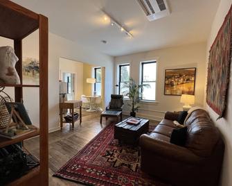 Peaceful Retreat Above Fine Art Gallery in the Palouse - Colfax