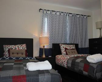 Entire 3 Bedroom Home with Golf Putting & hot spa - Los Angeles - Bedroom