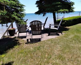 The Greenhouse On The Lake - Private Cottage And Beach Right On Lake Huron - Lexington - Patio
