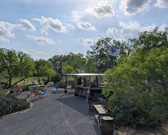 Texas Chic Barndo - 1920’s converted Barn into a luxury cabin for 2 - Seguin - Balkon