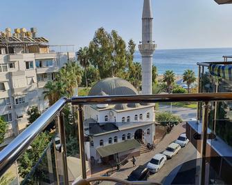 Kleopatra Ikiz Hotel - אלניה - מרפסת