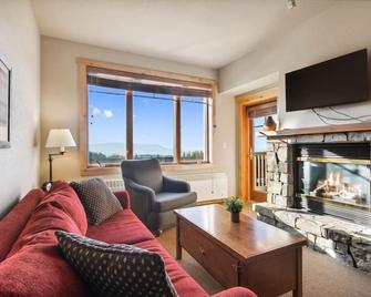 Morning Eagle 209 - Whitefish - Living room