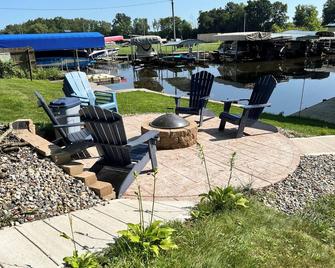 A peaceful retreat, come relax on Lake Shafer. Fire pit, kayaks & games. - Monticello - Patio