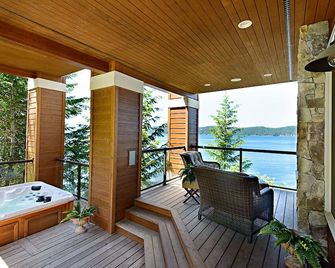Coeur d' Alene Lakefront Luxury Retreat With Hot Tub Boat Slip Fireplace & More. - Harrison - Balcony