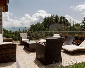 Joivy Superb Villa For 7 W/Backyard And Bbq Area In Vaccarezza - Bobbio - Balcony