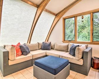 Falmouth Retreat with Deck and Grill, Walk to Beaches! - Falmouth - Living room