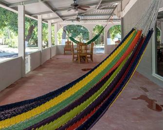 Charming 3-bedrooms house with AC, WiFi in La Libertad 15 Minutes from Airport - San Luis Talpa - Patio