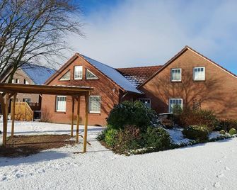 Schöne Ferienwohnung im Herzen Ostfrieslands, Direkt an der Deutschen Fehnroute - Grossefehn - Building