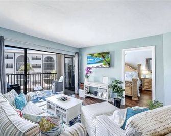 Beautiful Water views from the comfort of your condo & Private Lani - Marco Island - Wohnzimmer