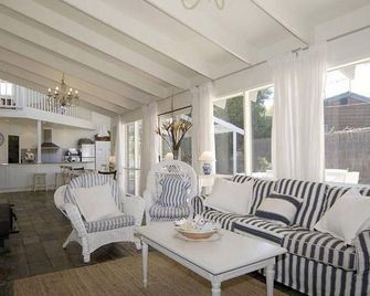 Barnett Place 6 - Torquay - Living room