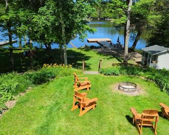 3BR Lakeside Retreat with Rustic Charm & Hot Tub - Magnetawan - Patio