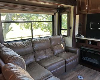 Just off I-5, RV available on secluded lot. 2 livestock stalls. Close to town. - 로즈버그 - 거실