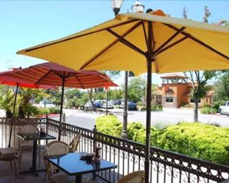 Bella Capri Inn and Suites - Camarillo - Patio