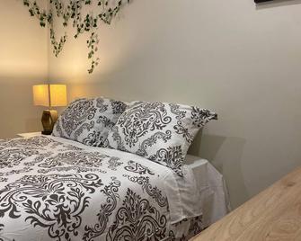 Enjoy the Hot Tub while staying close to Caesars, Riverfront, Downtown & Dining! - Windsor - Bedroom