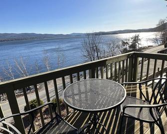 Spacious Lake Home & Ski Retreat - game room, large decks, and gathering space! - Hebron - Balcony
