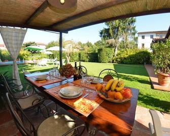 Country House / Farm House in Capannori with 2 bedrooms sleeps 6 - San Gennaro - Patio