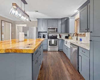 Modern Rustic Family Home in Westlake La - Westlake - Kitchen