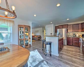 Peaceful Portales Escape w/ Patio & Grill! - Portales - Kitchen