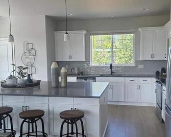 7br Family Getaway Near Tinker In Midwest City Ec - Midwest City - Kitchen