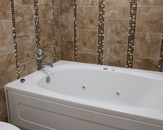 Super 8 by Wyndham Upper Lake - Upper Lake - Bathroom