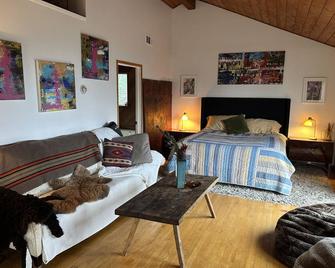 Comfortable mountain retreat, 15 min to beach, lots of amenities.. - Santa Cruz - Bedroom