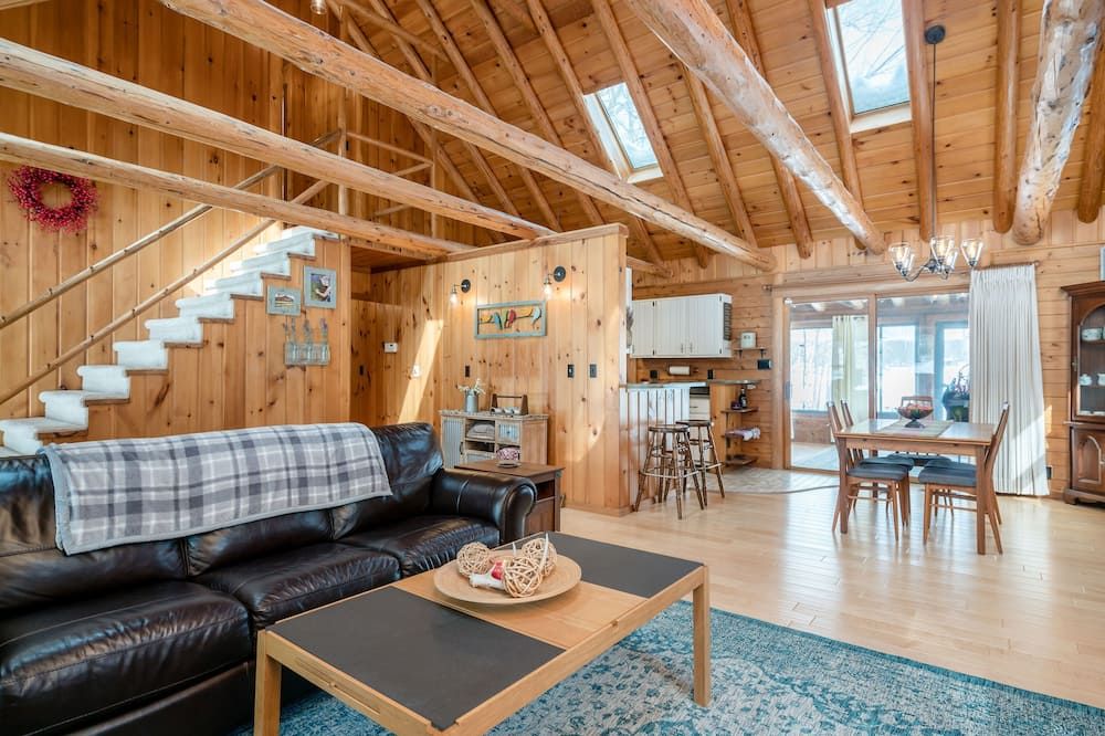 Serene Lakefront Log Estate: 4-Acre Private Retreat with Sauna - Big Rapids - Wohnzimmer