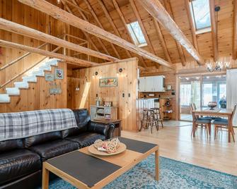 Secluded Lakefront Log Home on 4 Acres With Sauna - Big Rapids - Wohnzimmer