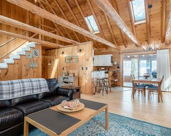Serene Lakefront Log Estate: 4-Acre Private Retreat with Sauna - Big Rapids - Wohnzimmer