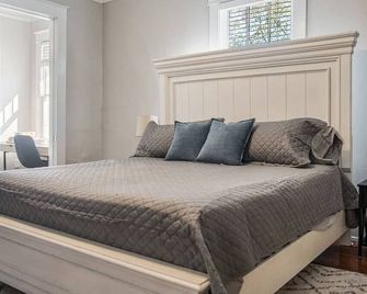 Old Dauphin Way Historic Home - Unit 2 - Mobile - Bedroom