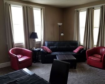 Relax Inn this Knotty & Nice entire Home - Evansville - Living room